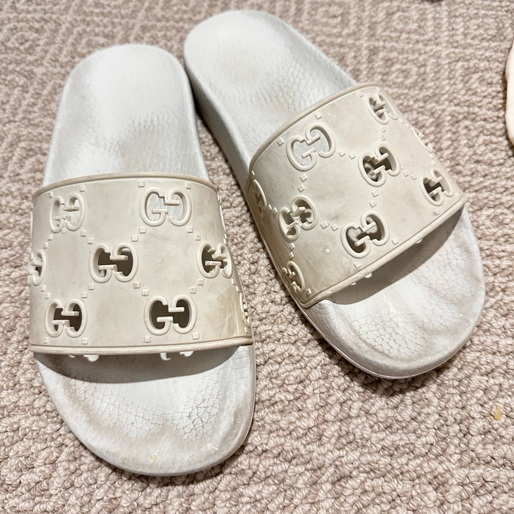 Gucci Cream and White Sandals with Embossed Design